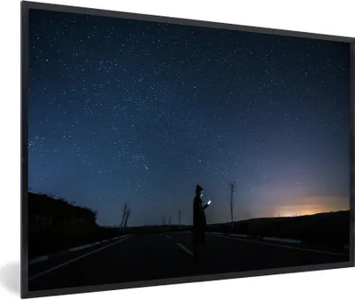 Produktbild von MuchoWow® Gerahmtes Poster Ein einsamer Mensch unter dem nächtlichen Sternenhimmel 90x60 cm - Poster mit Schwarzem Bilderrahmen Wandposter Rahmen Foto Bilder - Fotorahmen - Foto-Plakat