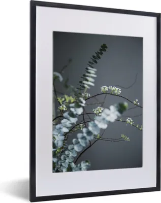 Produktbild von MuchoWow® MuchoWow® Gerahmtes Poster Eukalyptuszweige auf grauem Hintergrund 30x40 cm - Poster mit zchwarzem Bilderrahmen - Wandposter Schlafzimmer