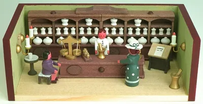 Obrázok produktu pre Miniatúrna lekáreň s lekárnikom ŠxVxH 11x4x6 cm NOVINKA