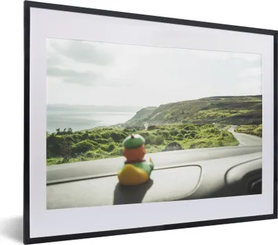 Produktbild von MuchoWow® MuchoWow® Gerahmtes Poster Gummi-Ente - Auto - Berge 40x30 cm - Poster mit zchwarzem Bilderrahmen - Bilderrahmen - Poster im Rahmen