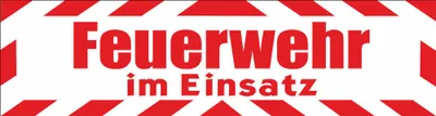 Produktbild von INDIGOS UG - Magnetschild "Feuerwehr im Einsatz" mit Rahmen 45 x 12 cm - Magnetfolie für Auto / LKW / Truck / Baustelle / Firma