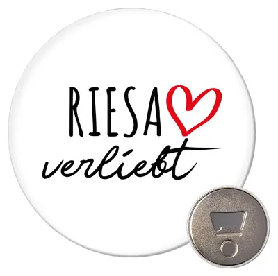 Produktbild von Huuraa Magnet Riesa verliebt 59mm Kühlschrankmagnet rund Flaschenöffner Geschenkidee