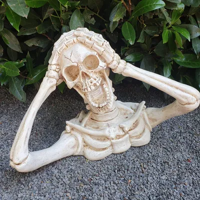 Obrázek produktu pro Zahradní figurka lebka kostra s rukama na hlavě 29 cm