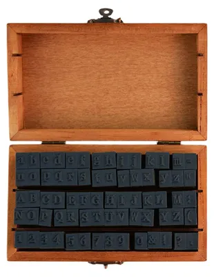 Produktbild von Alphabet-Stempelset – 70 Stück. Multifunktionale Holzstempel in einer Vintage-Schachtel