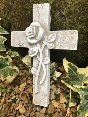 Produktbild von Grabgesteck Schmuck Kreuz mit 3D Rosen Grab Engel Gedenkstein Grabschmuck Grabdeko mit Draht zum befestigen Kreuz grau/weiß