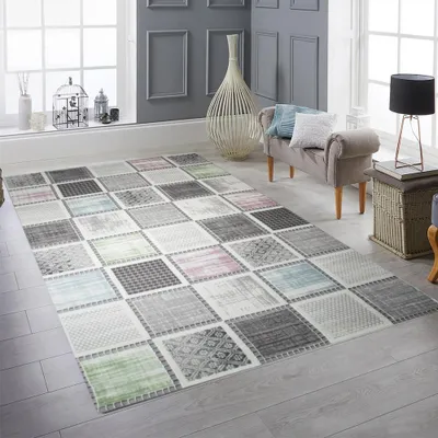 Imagen del producto de Alfombra moderna de pelo corto con diseño gráfico patchwork. Color gris con sutiles detalles de color. Tamaño: 120 x 170 cm