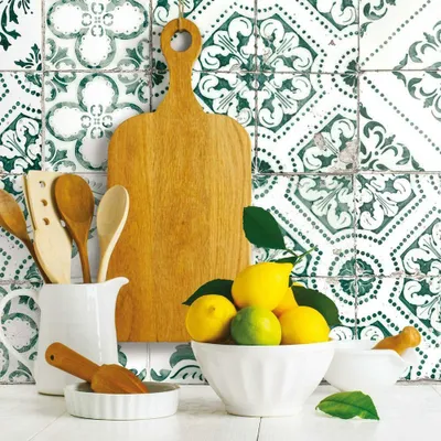Productafbeelding van RoomMates Mediterrane zelfklevende fotobehang met vliegjesmotief, blauwgroen