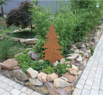 Produktbild von Gartenstecker Tannenbaum, Höhe 107cm, aus Metall im rustikalen Stil, perfekte Garten-Dekoration für Weihnachten, Winter und Advent, stabiler Erdspieß