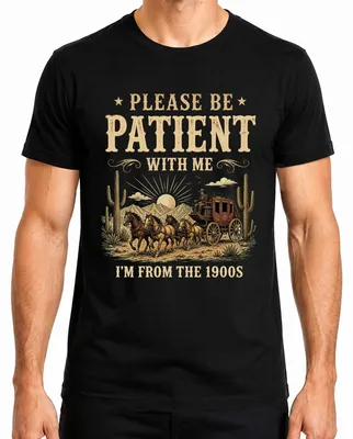 Imagen del producto de Camiseta para hombre, color , talla M. Diseño: "Por favor, tengan paciencia conmigo. Soy de la década de 1900". (Estilo sarcástico)