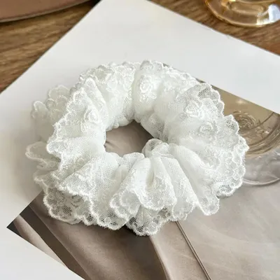 Image de Chouchou classique en dentelle délicatement brodée Blanc