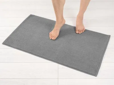 Obrázek produktu pro Podložka pod vanu Unyqoos® – 51 x 86 cm – 100% bavlna, froté 1200 g/m², měkká a protiskluzová, savá, rychle schnoucí, světle šedá