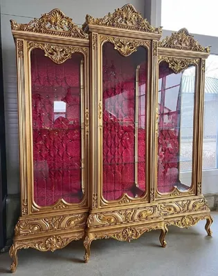 Immagine prodotto di Casa Padrino Vetrina barocca oro / rosso bordeaux - Vetrina artigianale in legno massiccio con 3 ante in vetro e pietre scintillanti - Mobili barocchi - Nobili & Magnifici
