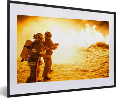 Produktbild von MuchoWow® Gerahmtes Poster Feuerwehrleute bei der Übung 60x40 cm - Poster mit Schwarzem Bilderrahmen Wandposter Rahmen Foto Bilder - Schlafzimmer - Plakat in Rahmen - Drucken