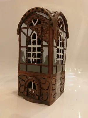Das Keramikhaus ist in braunen, weißen und grauen Tönen gehalten, mit einem Fachwerk-Design.