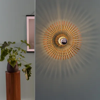 Produktbild von Goldene Wandlampe mit spektakulärem Lichteffekt