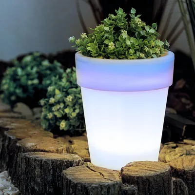 Produktbild von Solar-Blumentopf mit LED-Beleuchtung – 4x kaltweiße LEDs – Ø16,5 x 19 cm – Schaltet sich bei Dämmerung automatisch ein – Solarbetrieben – Für Garten, Balkon und Terrasse [11739]