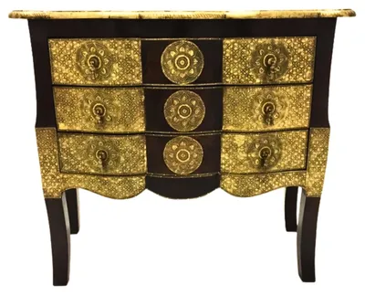 Imagen del producto de Cómoda Durga con diseño oriental, fabricada en madera de mango y metal, de 90 cm de altura