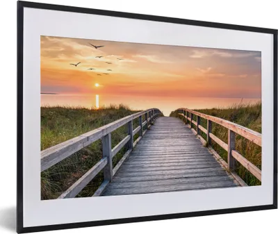 Produktbild von MuchoWow® Gerahmtes Poster Sonnenuntergang - Meer - Weg - Gras - Düne - Vögel 60x40 cm - Poster mit Schwarzem Bilderrahmen Wandposter Rahmen Foto Bilder - Schlafzimmer - Plakat in Rahmen - Drucken