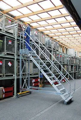 Produktbild von Günzburger Steigtechnik Plattformtreppe 45° fahrbar Stufenbreite 1 m 17 Stufen Aluminium geriffelt - 600817