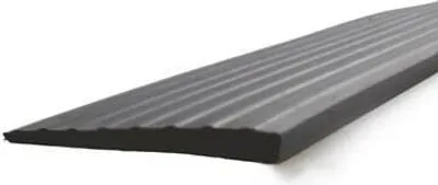 Produktbild von Gummi Türschwellenrampe - 4 mm - 900 mm - Ohne Klebefläche