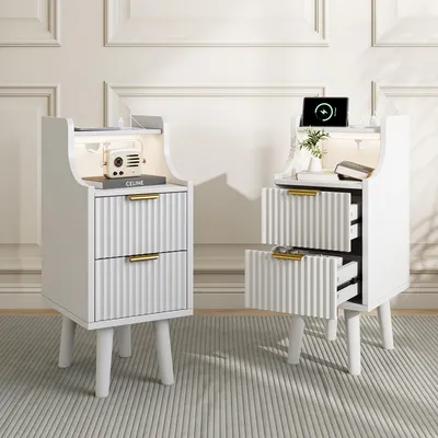 Zdjęcie produktu dla UnboxG, zestaw 2 szafek nocnych w kolorze białym, z oświetleniem LED, stacją ładowania, dwoma szufladami, dwoma gniazdami elektrycznymi, portami USB/USB-C, frontem z fakturą i drewnianymi nogami