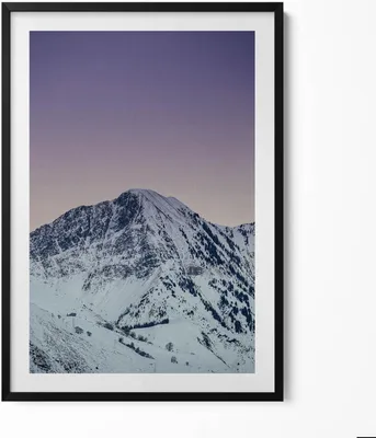 Produktbild von Verschneiter Berggipfel in der Abenddämmerung– Wandbild mit Rahmen – Gerahmtes Bild  – Wanddekoration – 70x100 cm –  Schwarz Rahmen