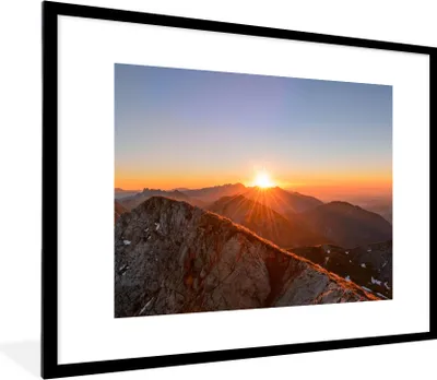 Produktbild von MuchoWow® Gerahmtes Poster Berg - Landschaft - Sonne 80x60 cm - Poster mit Schwarzem Bilderrahmen Wandposter Rahmen Foto Bilder - Schlafzimmer-Dekorationen - Fotoposter