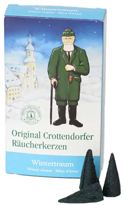 Auf dem Bild ist eine Packung Räucherkerzen mit der Aufschrift Wintertraum zu sehen die einen älteren Mann in traditioneller Kleidung vor einer verschneiten Dorfkulisse zeigt und drei dunkelgrüne Räucherkerzen in Kegelform enthält