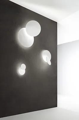 Imagen del producto de Aplique de pared LED ajustable, fabricado en metal y aluminio, color blanco mate, 22 W, 3000 K, diseño moderno para interiores, 1877 lúmenes - Perenz