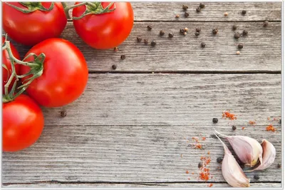Produktbild von Wallario Wandbild Tomaten und Gewürze auf altem Holztisch, Größe: 61 x 91,50 cm, Poster mit weißem Aluminiumrahmen