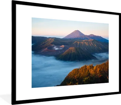 Produktbild von MuchoWow® Gerahmtes Poster Vulkan - Natur - Nebel 80x60 cm - Poster mit Schwarzem Bilderrahmen Wandposter Rahmen Foto Bilder - Schlafzimmer-Dekorationen - Fotoposter