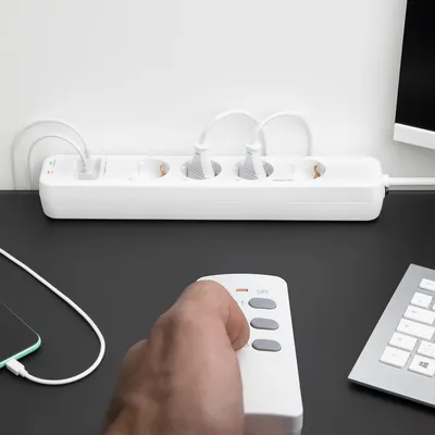 Produktbild von Navaris Funk Steckdosenleiste 4-fach einzeln schaltbar - mit 3x USB Buchsen - Funksteckdosenleiste mit Fernbedienung - Mehrfachsteckdose Weiß
