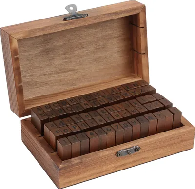 Produktbild von Kurtzy Stempel Set Holz & Gummi, Buchstaben Stempel Alphabet Zahlen Symbole (70-teilig) – Mehrzweck Holzstempel Zahlenstempel Buchstaben Stempel mit