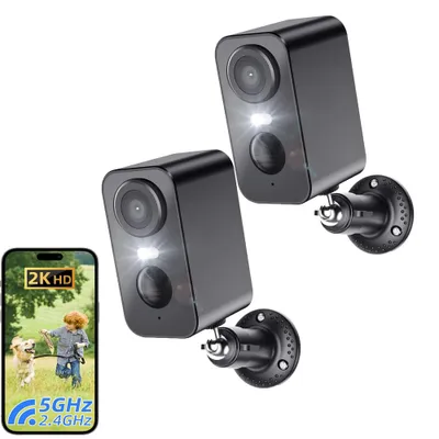 Two black security cameras are shown, with a smartphone displaying a scene of a child and dog in a park. Text overlays indicate product features.