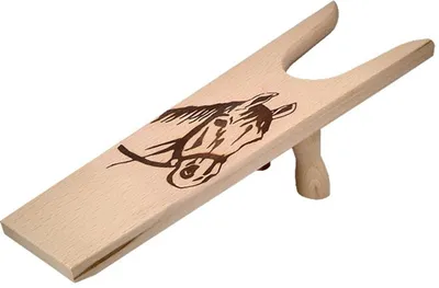 Produktbild von Stiefelknecht Ausziehhilfe mit Pferde-Motiv Buche 33cm