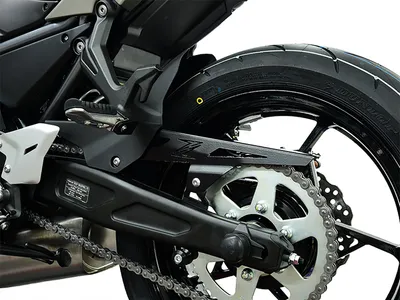 Obrázek produktu pro Ochranný kryt řetězu ZIEGER kompatibilní s Kawasaki Z650 logo černý