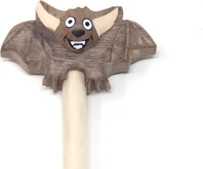 Produktbild von Handgefertigter Bleistift aus Holz mit Fledermaus-Design und abnehmbaren Holztieren