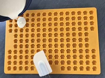 Immagine prodotto di Tappetino in silicone per biscotti per cani - Stampo da forno a forma di zampetta - Senza BPA - Tappetino riutilizzabile