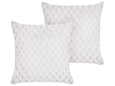 Produktbild von BELIANI Set aus 2 Streukissen Weiß Kunstfell 43 x 43 cm Flauschiges Wabenkissen mit geometrischem Muster abnehmbarer Bezug mit Füllung