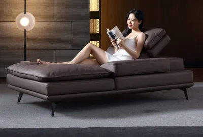 Immagine prodotto di Divano moderno per soggiorno, design elegante, in pelle marrone e tessuto, con chaise longue