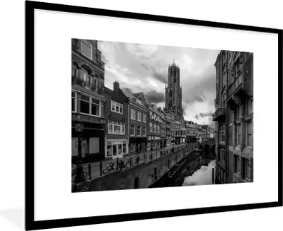 Produktbild von MuchoWow® MuchoWow® Gerahmtes Poster Die Grachten im Zentrum von Utrecht in den Niederlanden - schwarz und weiß 90x60 cm - Poster mit zchwarzem Bilderrahmen - Wanddekoration - Fotos
