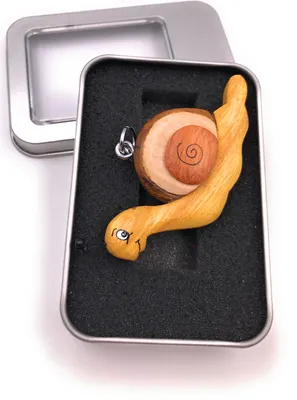 Immagine prodotto di Portachiavi in legno lumaca con antenne ciondolo animale rettile mollusco in confezione regalo