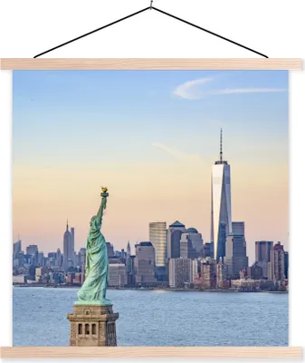 Produktbild von MuchoWow® Textilposter Die Freiheitsstatue und das One World Trade Center in New York 40x40 cm mit holzfarbenen Rahmen - Posterleiste