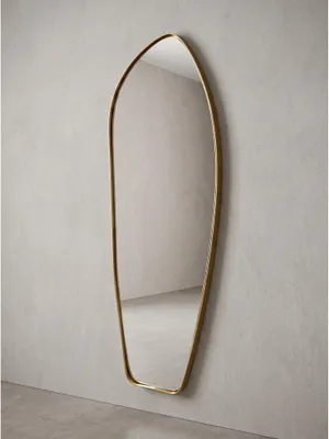 Vollansicht des asymmetrischen Wandspiegels 33x90 cm mit schmalem, golden lackiertem Metallrahmen vor neutralem, weißem Hintergrund._#sku_SAFWL7.110#