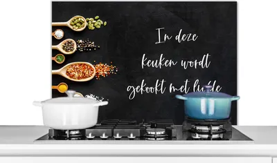 Produktbild von KitchenYeah®  Spritzschutz Küche - Küchenrückwand - Wandschutz für Herd und Spüle - Zitate - Küche - Sprichwörter - In dieser Küche wird mit Liebe gekocht - Liebe 90x60 - Alu-Dibond (Alternative zum S