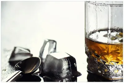 Produktbild von Wallario Wandbild aus Acryl, 90 x 60 cm, freischwebende Optik - Whiskey on the Rocks