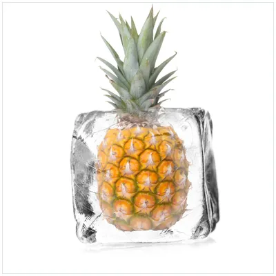 Produktbild von Wallario Premium Glasbild, freischwebende Optik, kräftige Farben, Größe 50 x 50 cm Motiv Ananas in Eiswürfel - Eiskaltes Obst