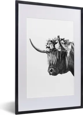 Produktbild von MuchoWow® Gerahmtes Poster Schottischer Highlander mit Blumen - schwarz und weiß 40x60 cm - Poster mit Schwarzem Bilderrahmen Wandposter Rahmen Foto Bilder - Poster in Rahmen