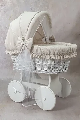 Produktbild von Stubenwagen aus Weide und Holz für Babys Weiß Großen Rädern Komplett Set Beige Haube mit Moskitonetz Bettwäsche Set und Matratze