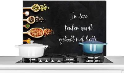 Produktbild von KitchenYeah®  Spritzschutz Küche - Küchenrückwand - Wandschutz für Herd und Spüle - Zitate - Küche - Sprichwörter - In dieser Küche wird mit Liebe gekocht - Liebe 90x60 - Alu-Dibond (Alternative zum S